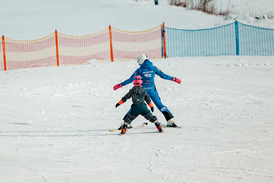Pierwszy raz na nartach z dzieckiem – jak się przygotować?